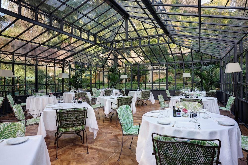 Courtyard dining