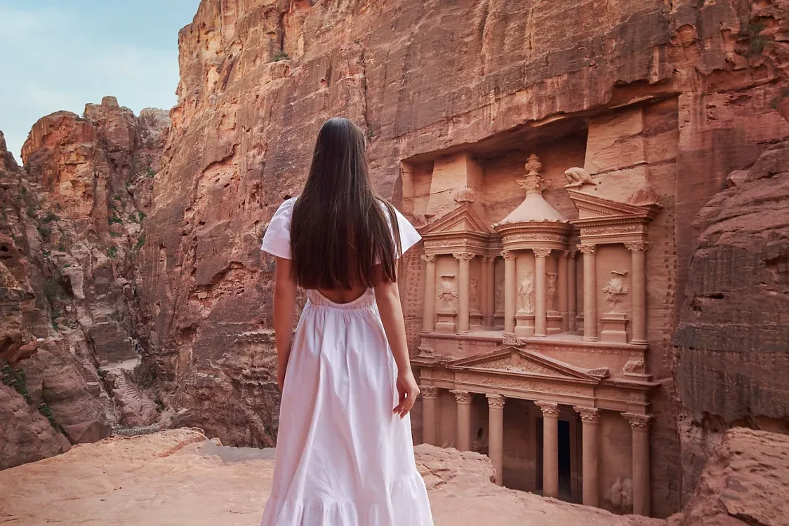 Walk to Petra: Around 50 m to the gate; early entry beats the crowds.