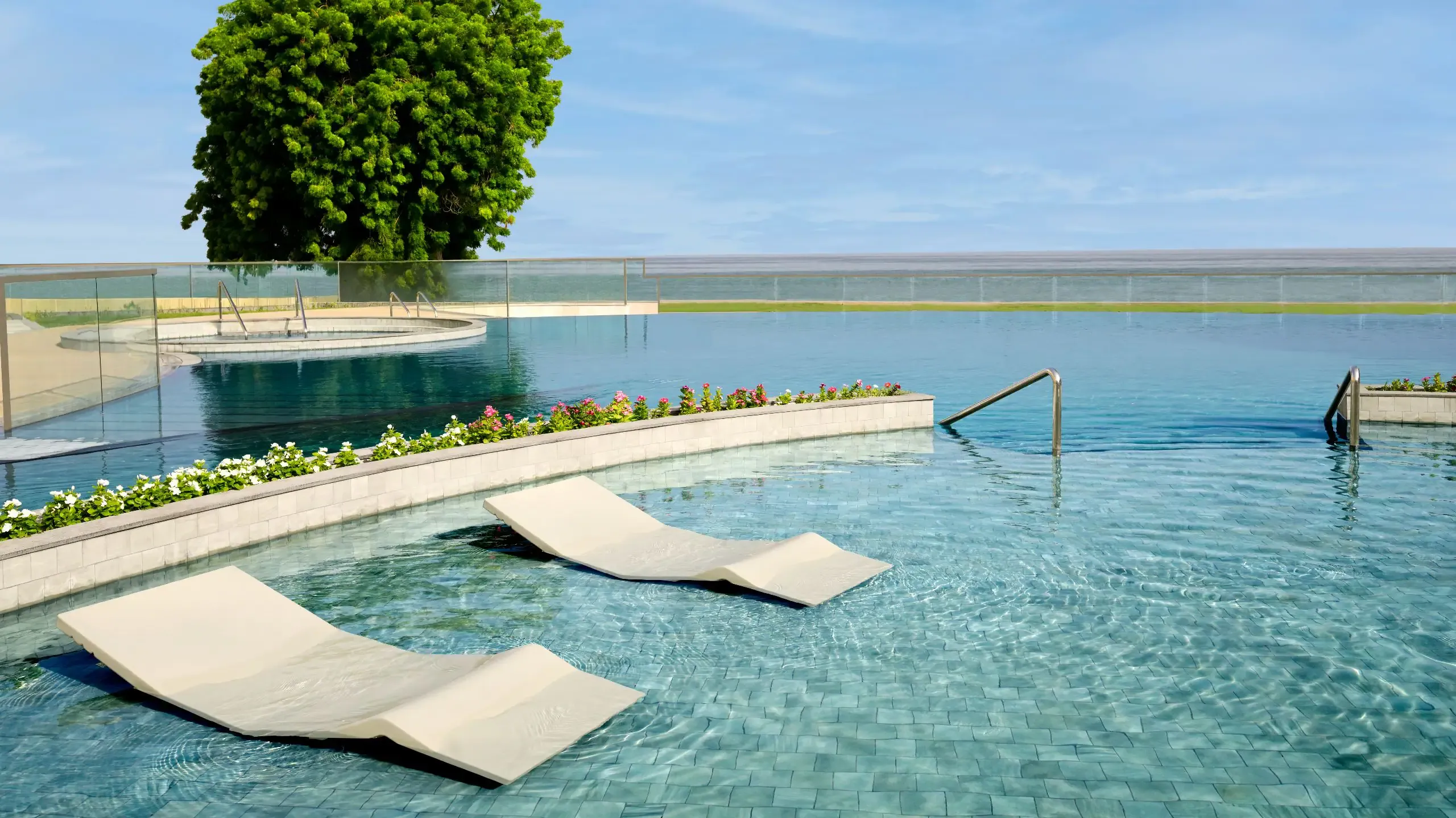 Beach promenade: Direct access at Shatti Al Qurm.