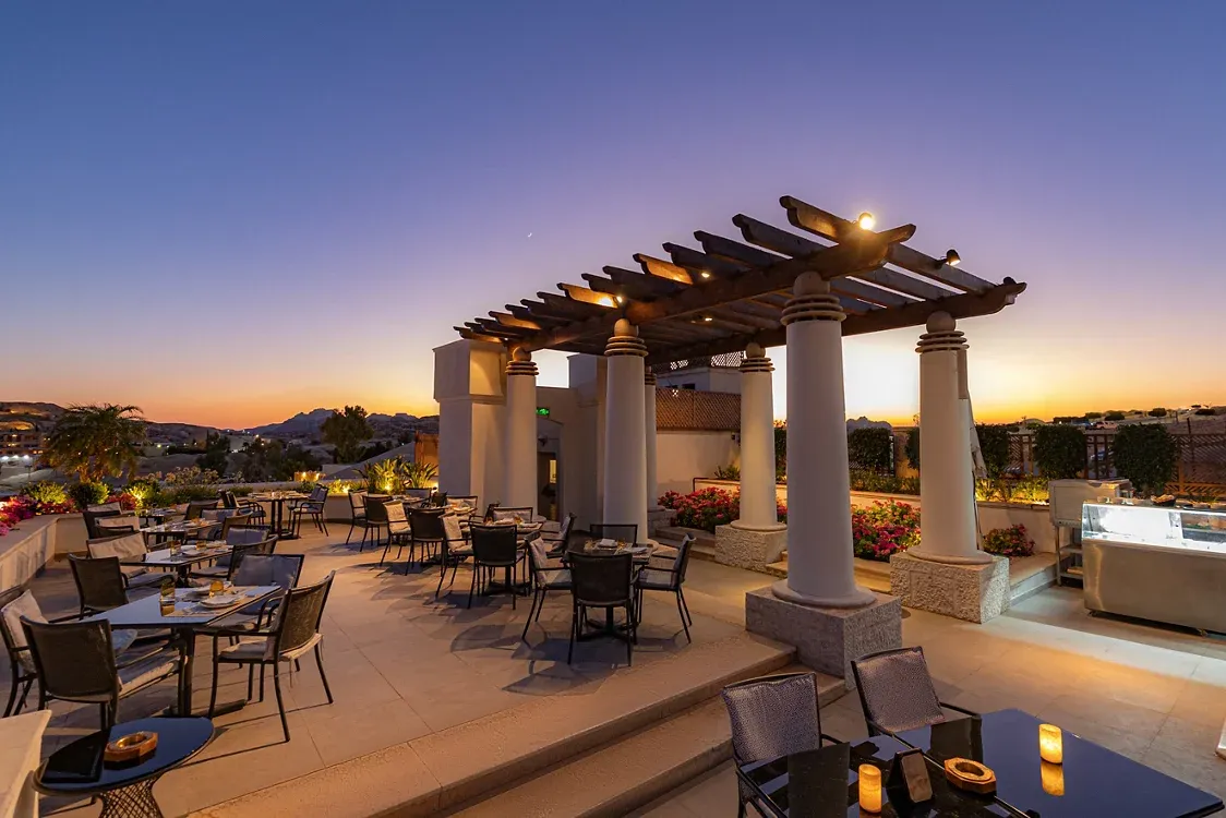 Al Ghadeer rooftop: Sundowners over the ruins.