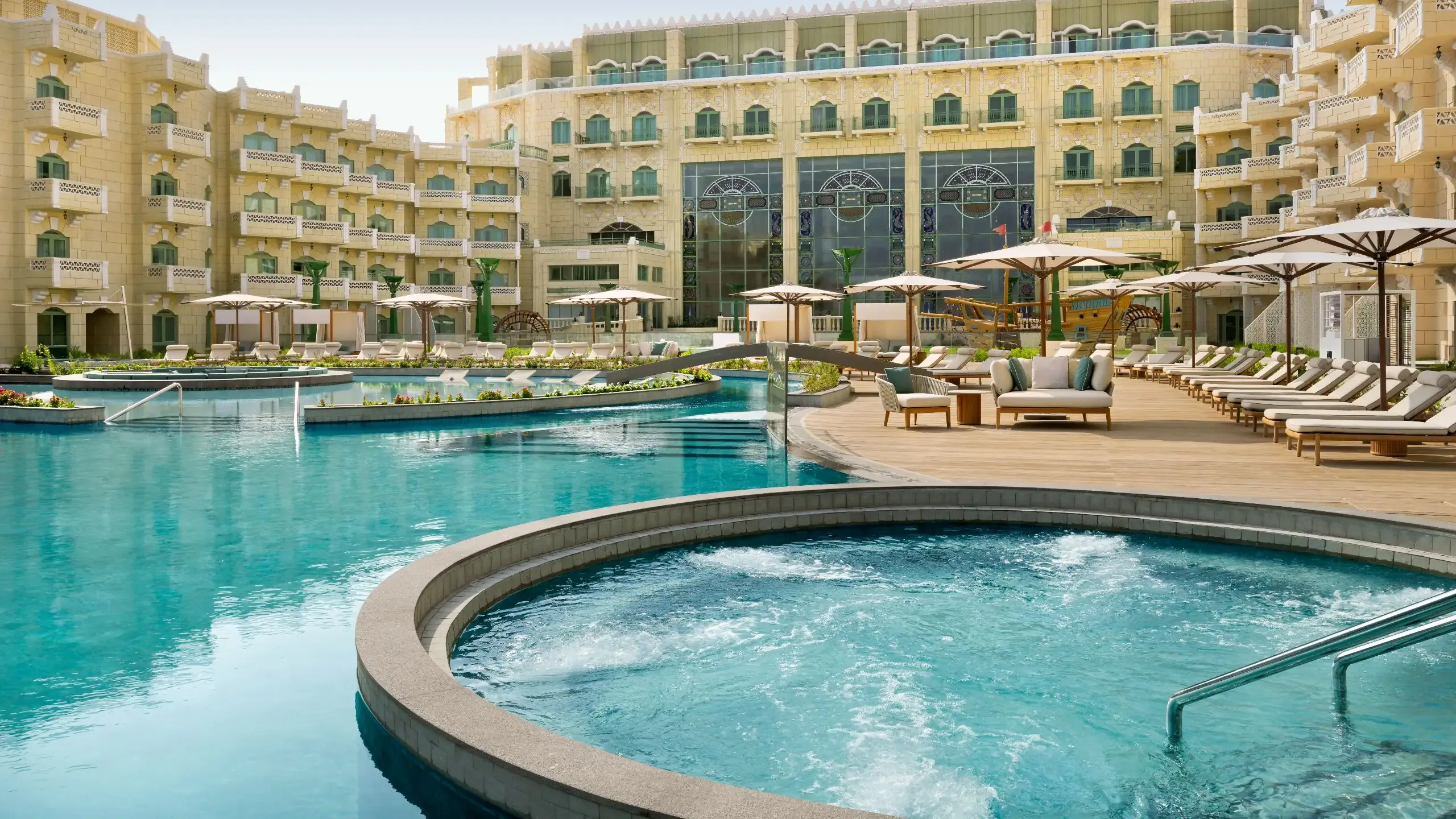 Marjan poolside: Relaxed dining.