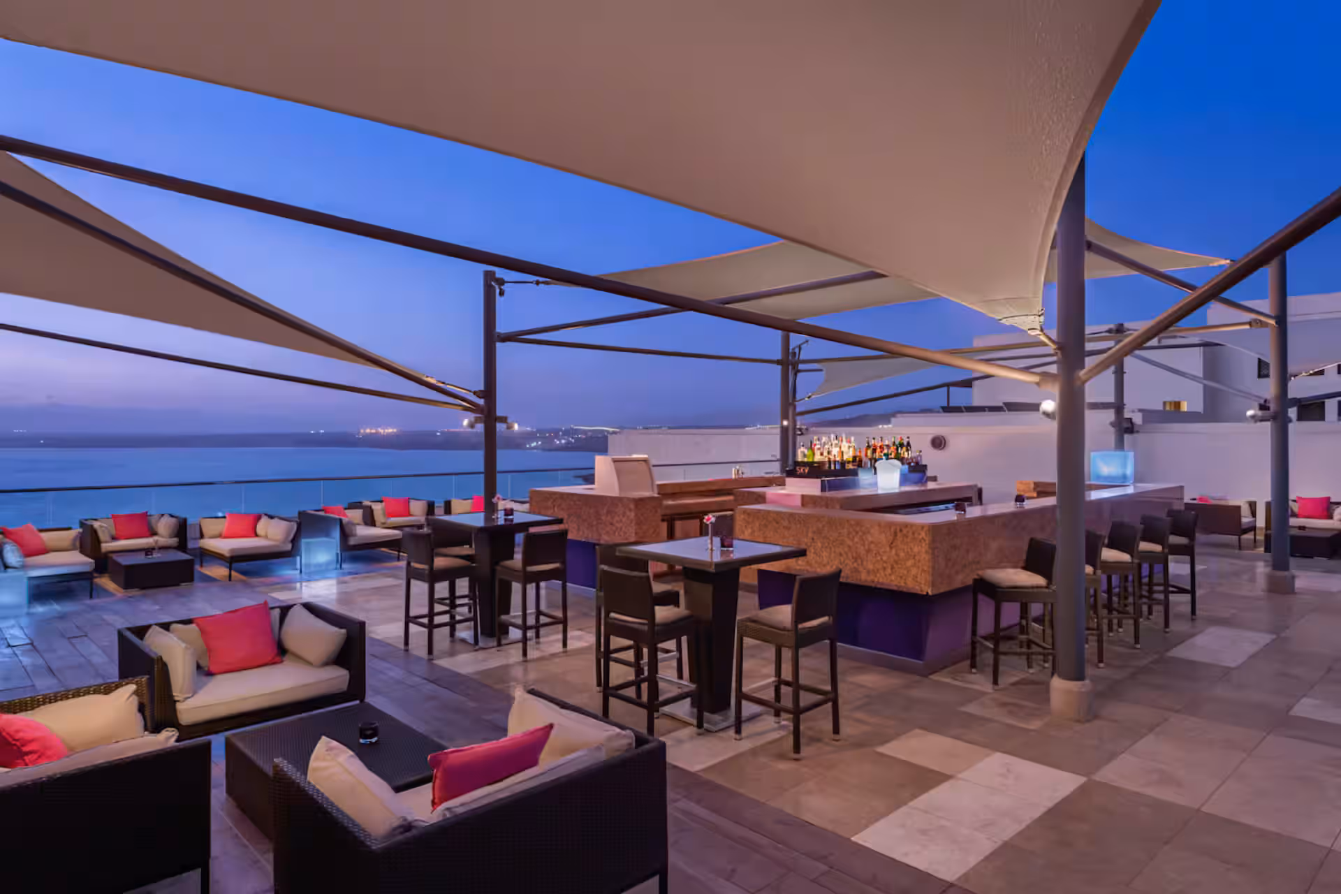 Sky Bar rooftop: With a DJ after sunset.