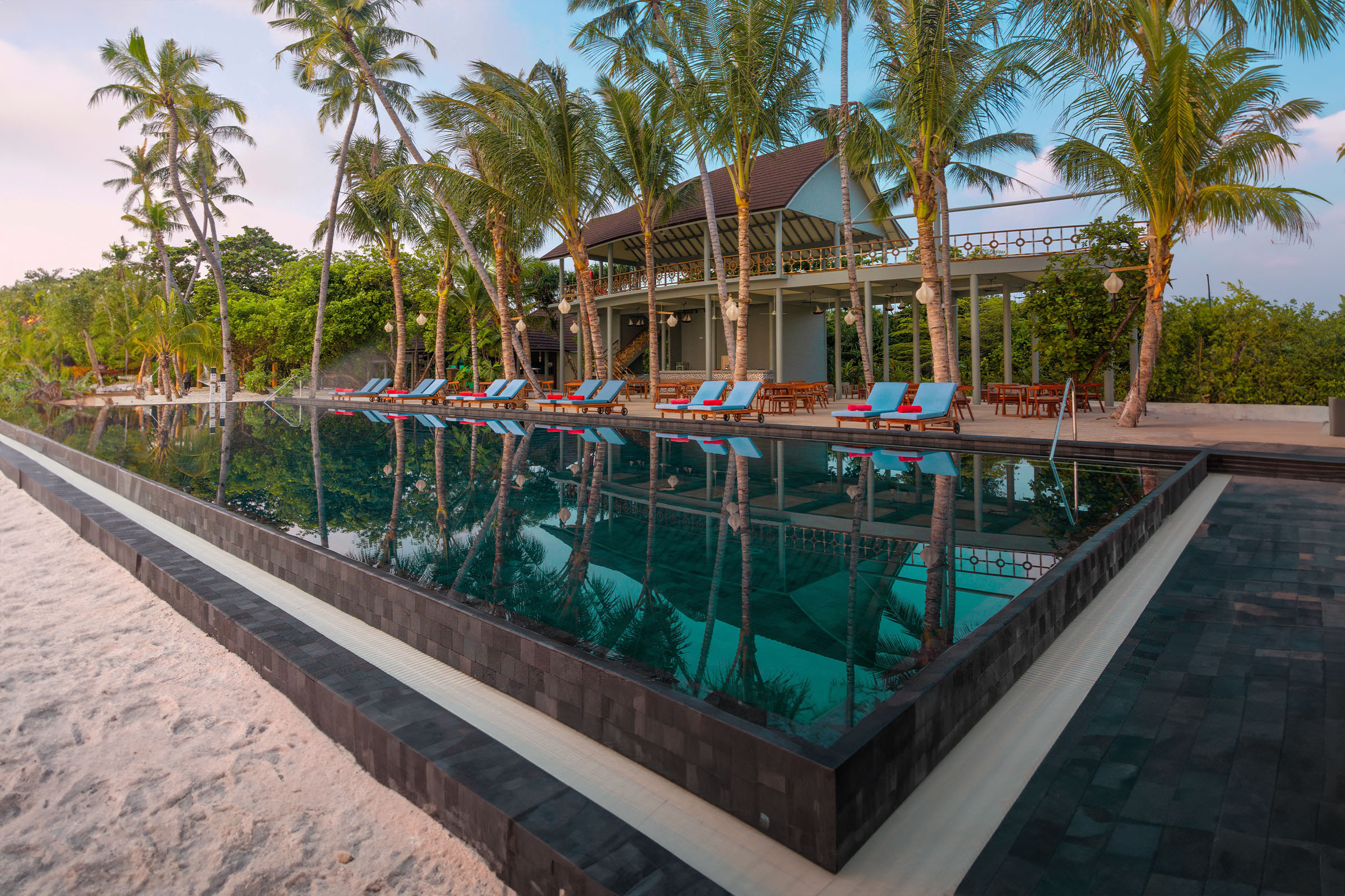 Underwater and floating dining — the activity/scene in action. Meals set beneath and above the lagoon.