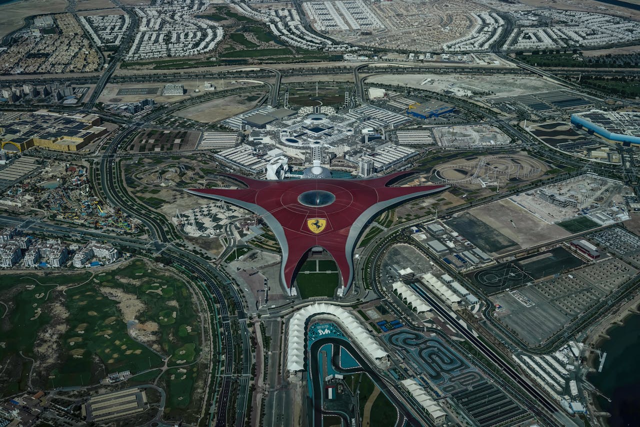 Ferrari World, Warner Bros