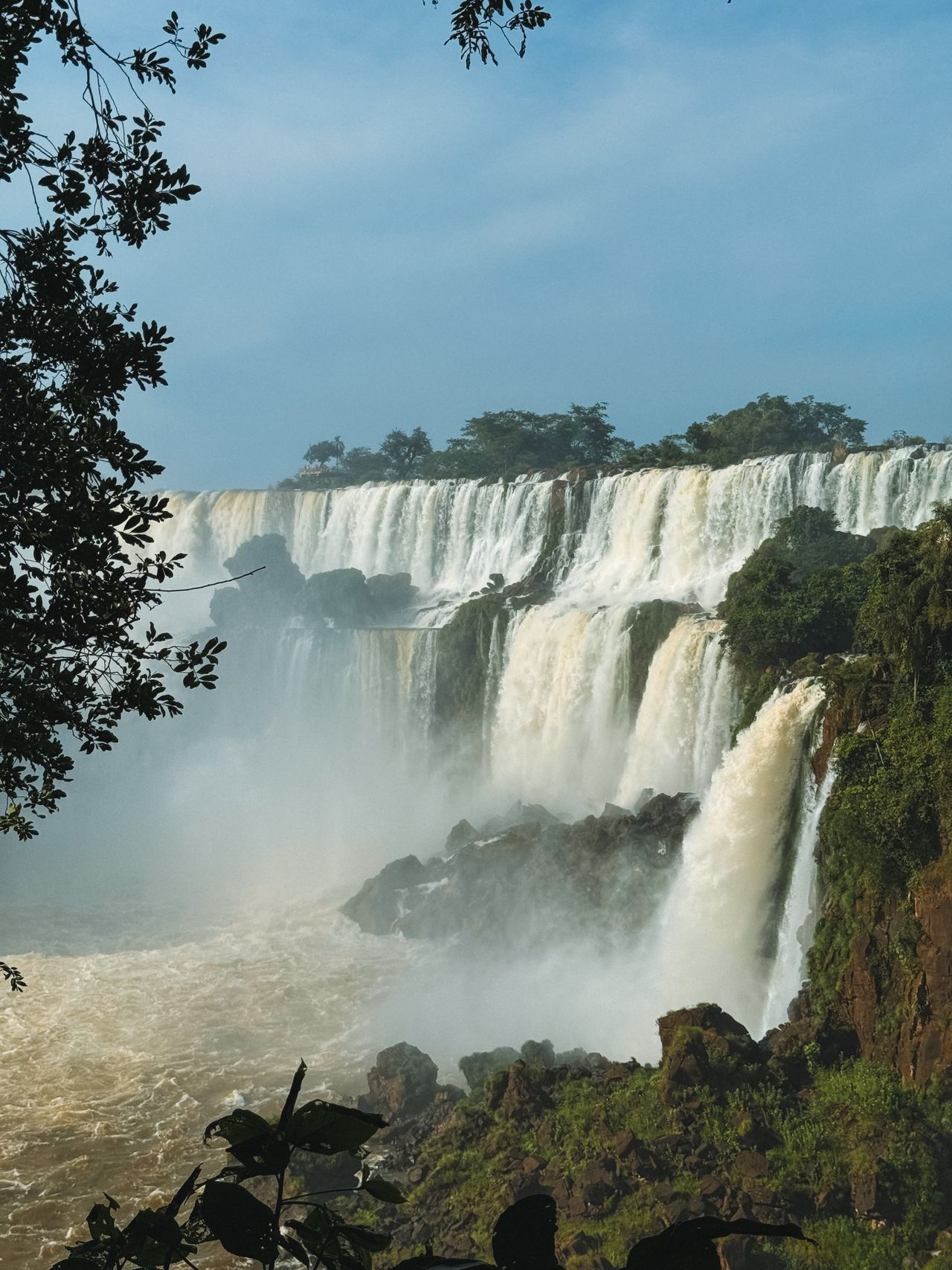 Hundreds of thundering cascades on the Brazilian border