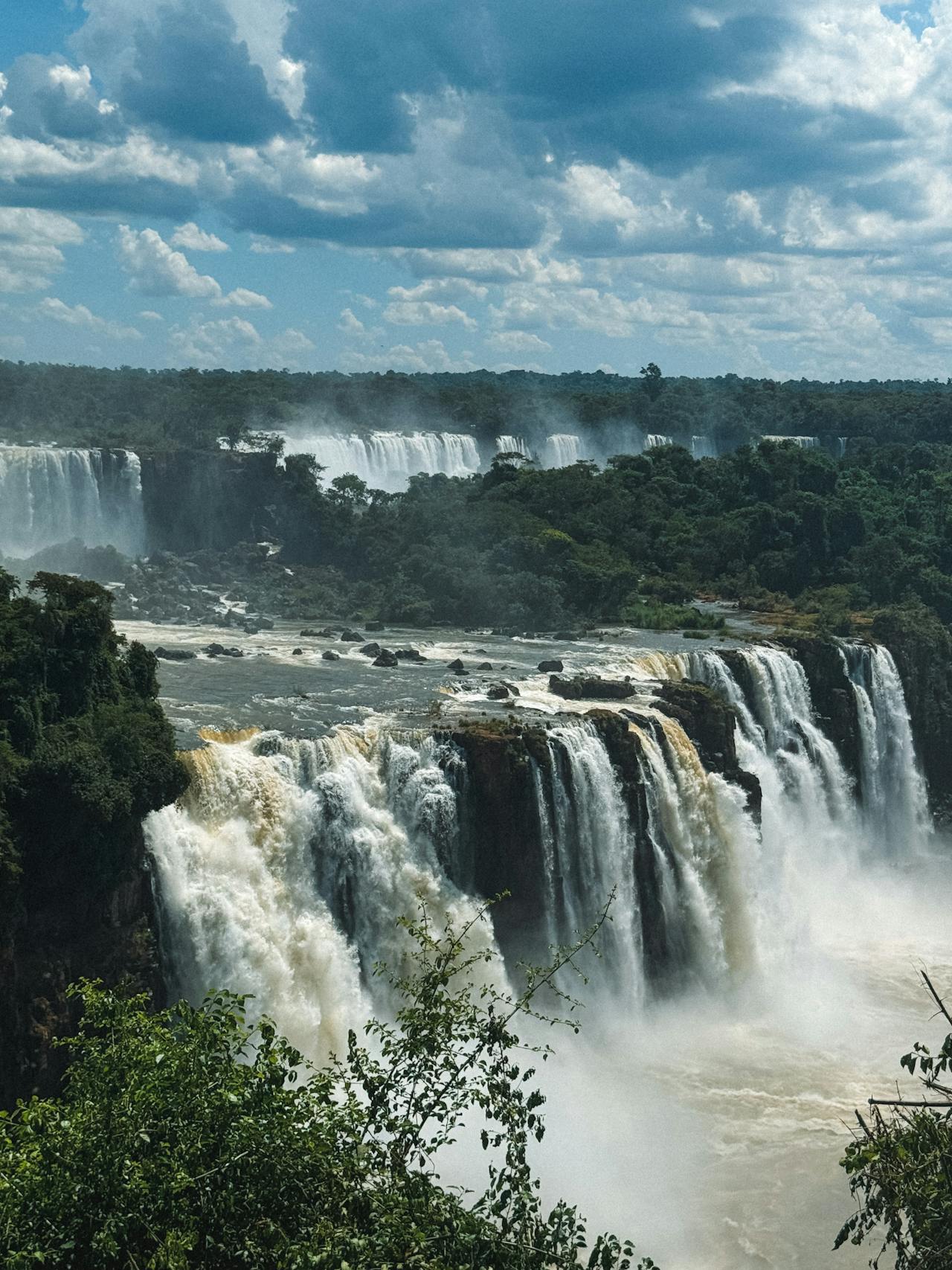 Hundreds of thundering cascades on the Argentine border