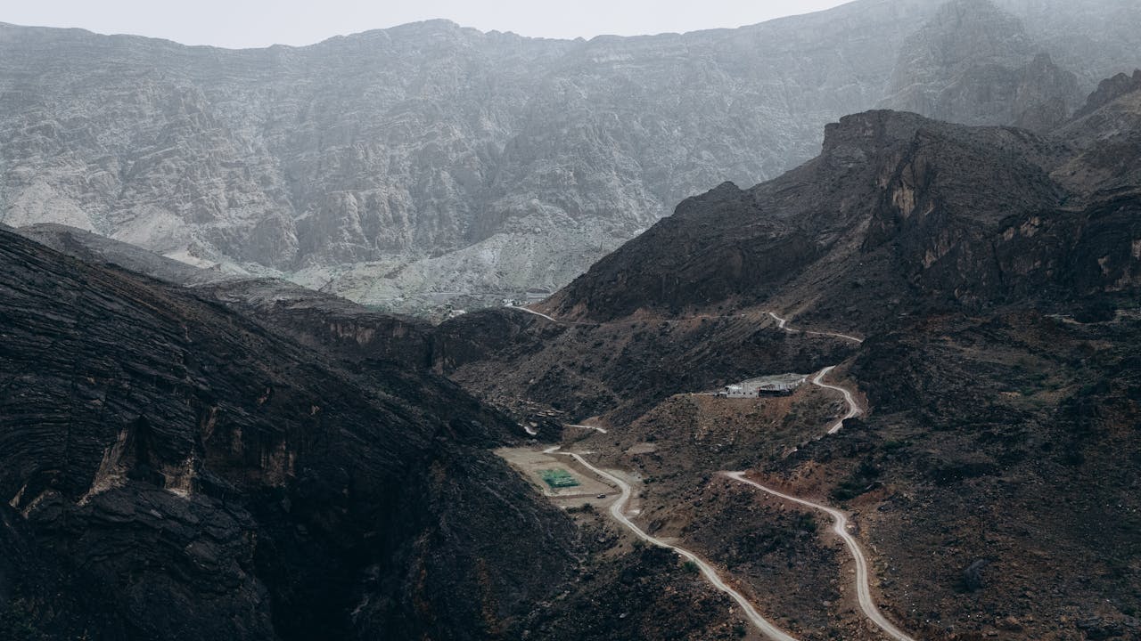 The Green Mountain rises to terraced rose farms and cool air, with cliff-edge resorts and hiking among the most dramatic…