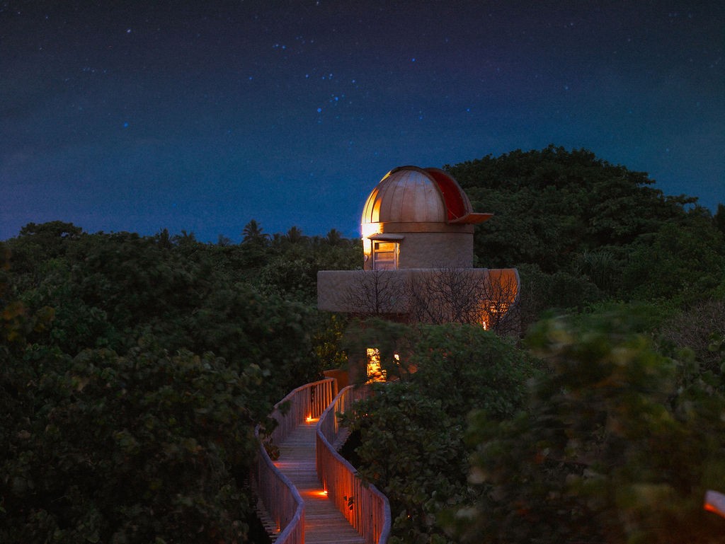 The Observatory — the activity/scene in action. Stargazing with a resident astronomer through a serious telescope — a rarity in the Maldives.